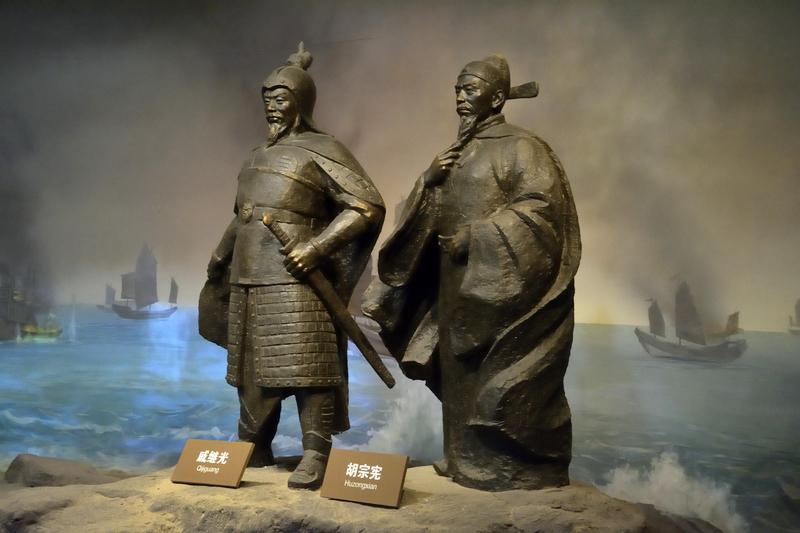 戚继光的“夫人阅兵式”戚继光被悍妻追打，部下列阵举刀震慑。夫人进帐怒喝：“想