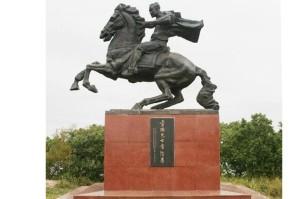 1943年，常隆基给日军中将牵马，上坡时，他要求对方下马，日军中将下马后，常隆基