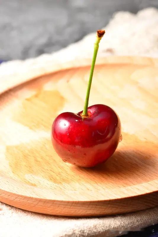 车厘子能漂洋过海到咱嘴边还新鲜，靠的是一套完整保鲜体系。源头采摘就有讲究，种植