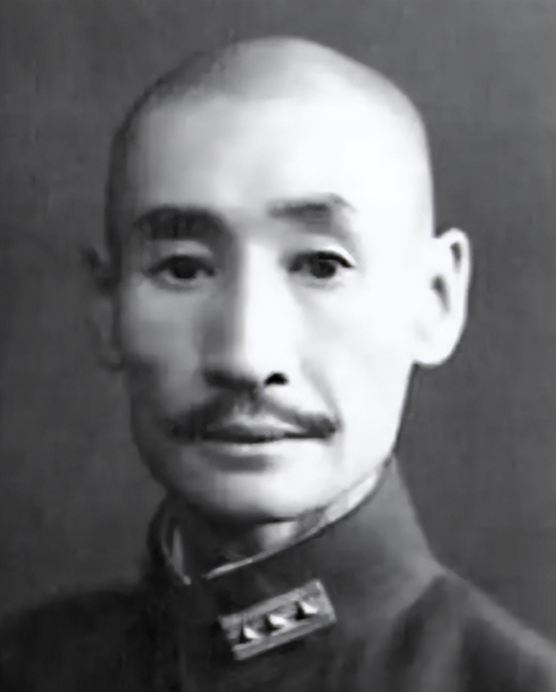 1949年，北平散兵游勇登记处，一位老人拄着拐，在副官搀扶下，站定，敬了个礼，说