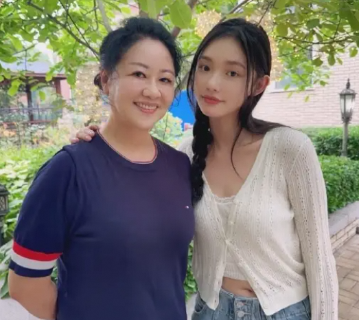 林允与沈腾绯闻3年，因月嫂合影被疑生子，怒走法律程序