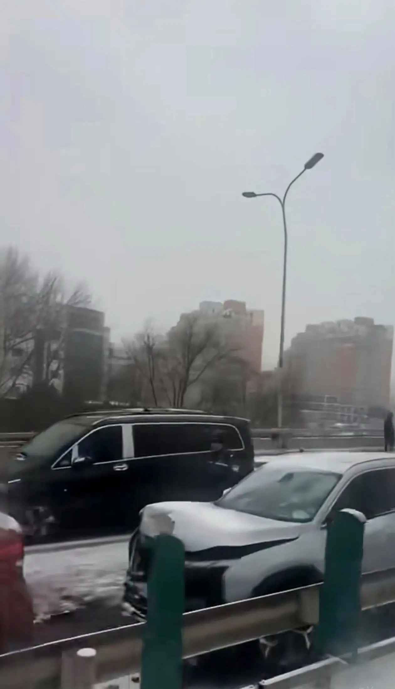 今年下雪为啥不撒融雪剂了今天北京这路况，直接给干沉默了。一场中雪，加上今年环保政