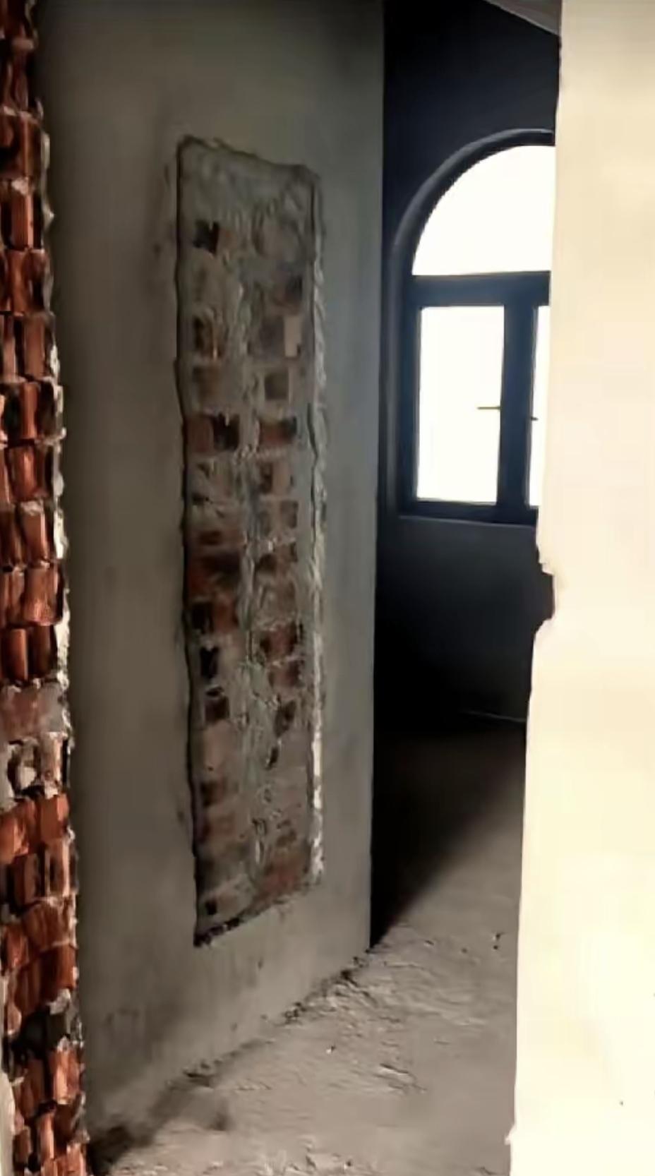 去年12月13号，南宁有个女人买了顶楼复式房。装修时工人一使劲，墙里掉下来一堆灰