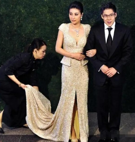 2012年，郭晶晶结婚时，郭父母退回巨额彩礼和四合院。婚礼当天，郭父母也没坐上主