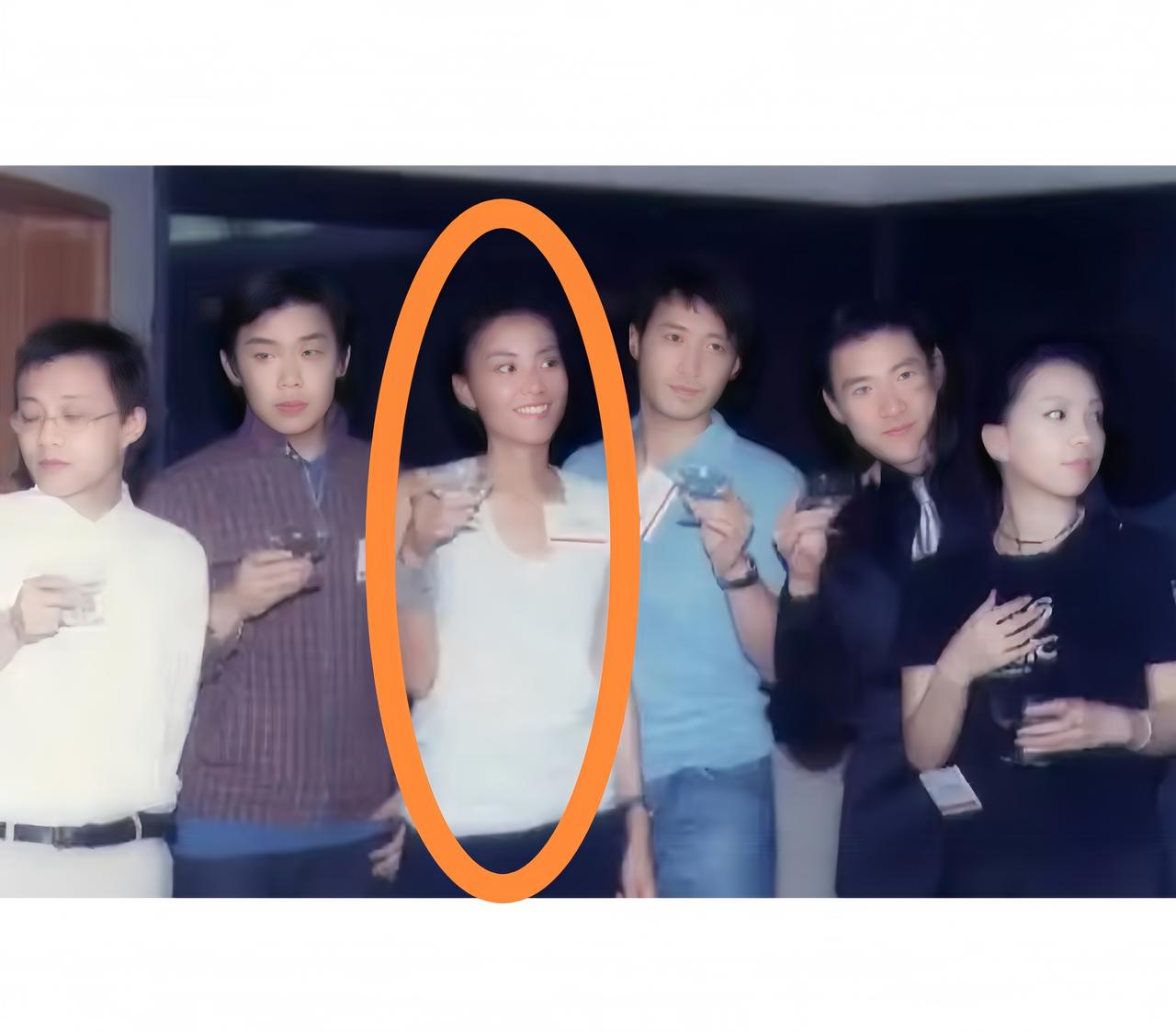 王菲当年最红的时候，人气真的火爆到极点。一群艺人私下聚餐合影，她自然而然就站在了