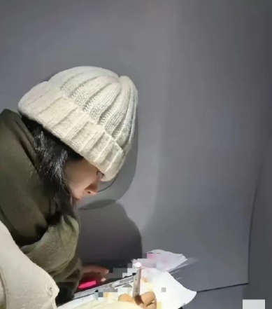 网友飞机上偶遇女明星杨紫，终于知道为什么她能从配角演到今天的女主角，甚至成为当红