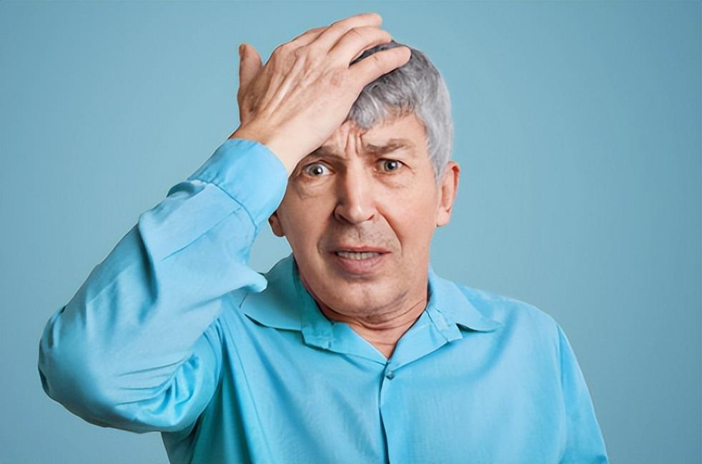 研究表明：喝酒上脸是基因突变，不仅容易老年痴呆，还容易得胃癌喝酒就脸红，还会