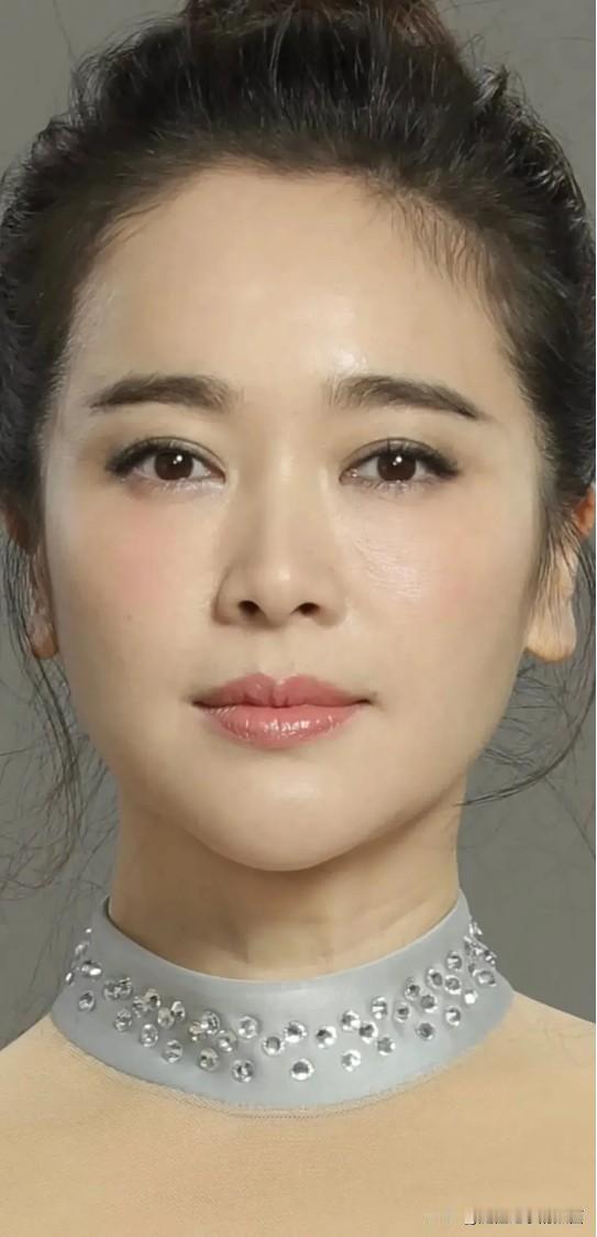 真不敢相信，这竟然是48岁的左小青，颜值还这么高，冻龄住了，不老的女神。她有着美