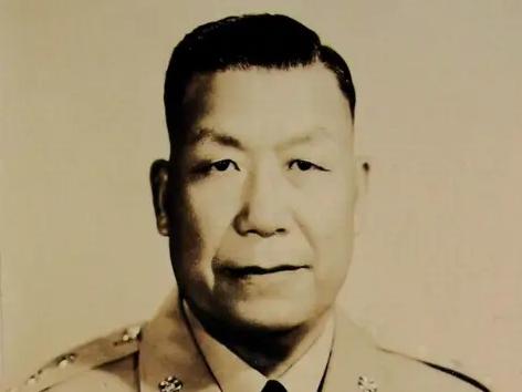 1949年初夏，青岛码头上灯火通明，几万国民党兵正往船上挤，谁也没注意到，码头角