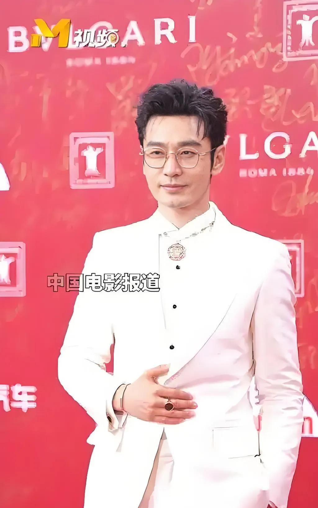黄晓明这一字发际线呐，直接暴露了他戴假发套的事实[无奈吐舌]。就说，他这么有钱了，就