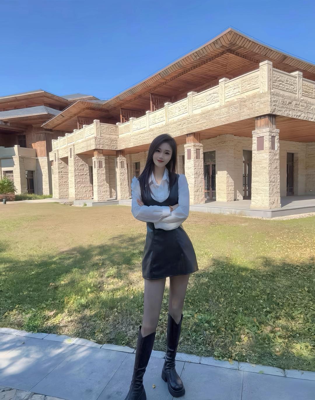 校园漫步，青春洋溢，时尚穿搭，元气满满！