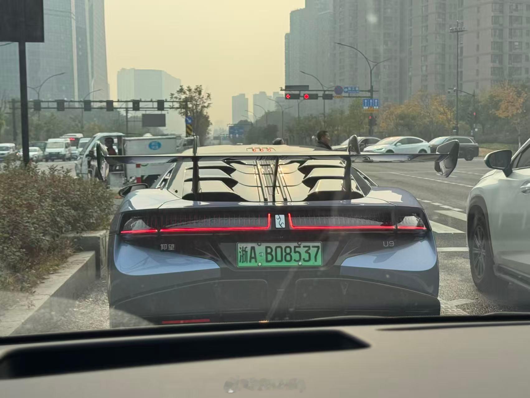 仰望U9这个大尾翼，可真夸张。仰望u9新能源汽车仰望