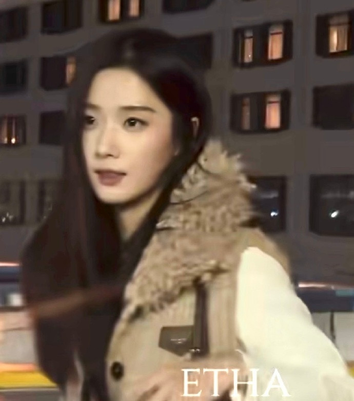卢昱晓在巴黎机场开上签售会了卢昱晓在巴黎机场给粉丝签名​​​看到网友拍下的巴黎