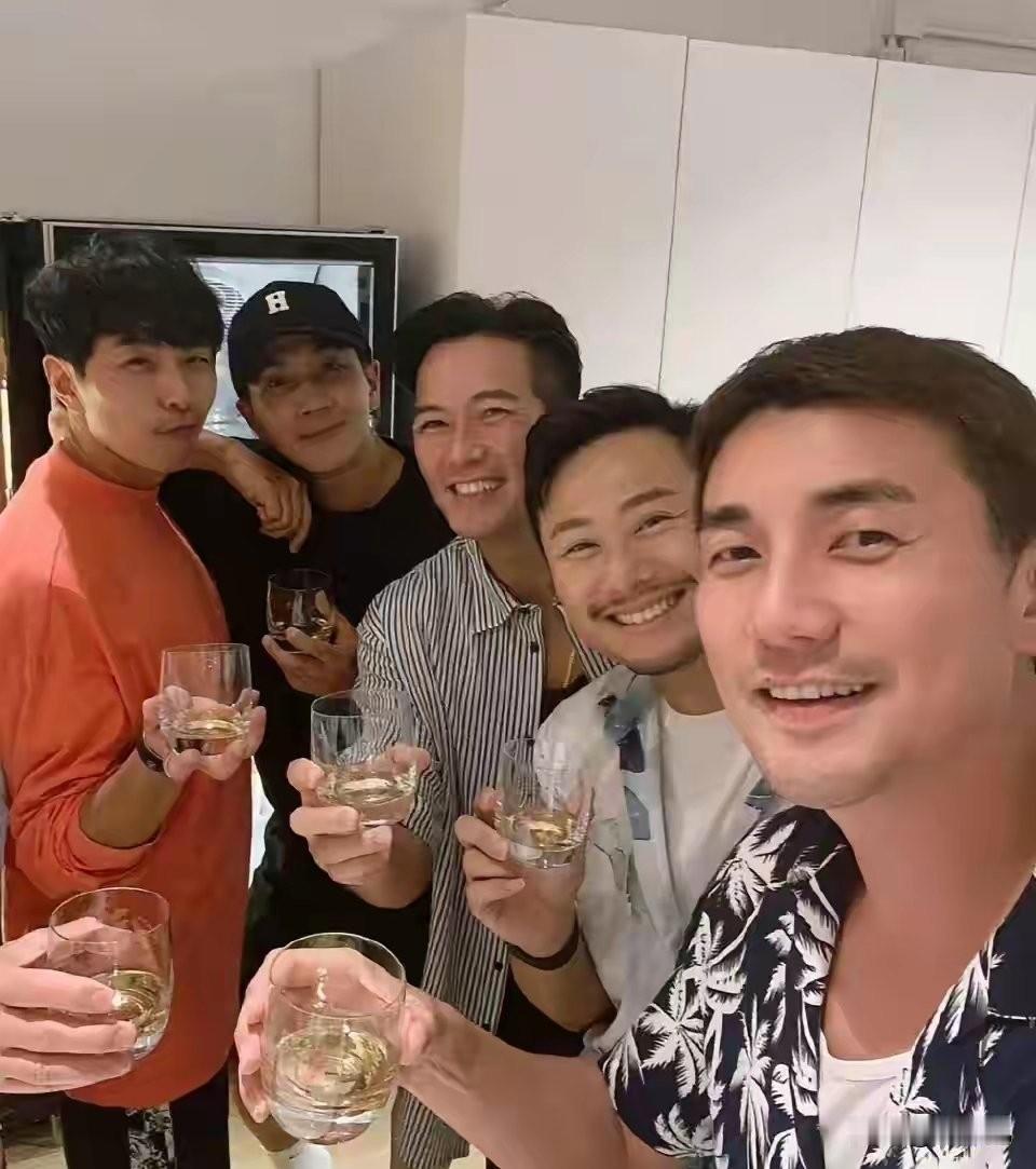 尴尬了！刘恺威与香港好友聚会，我差点把他看成六小龄童了。不信你们打开照片看一