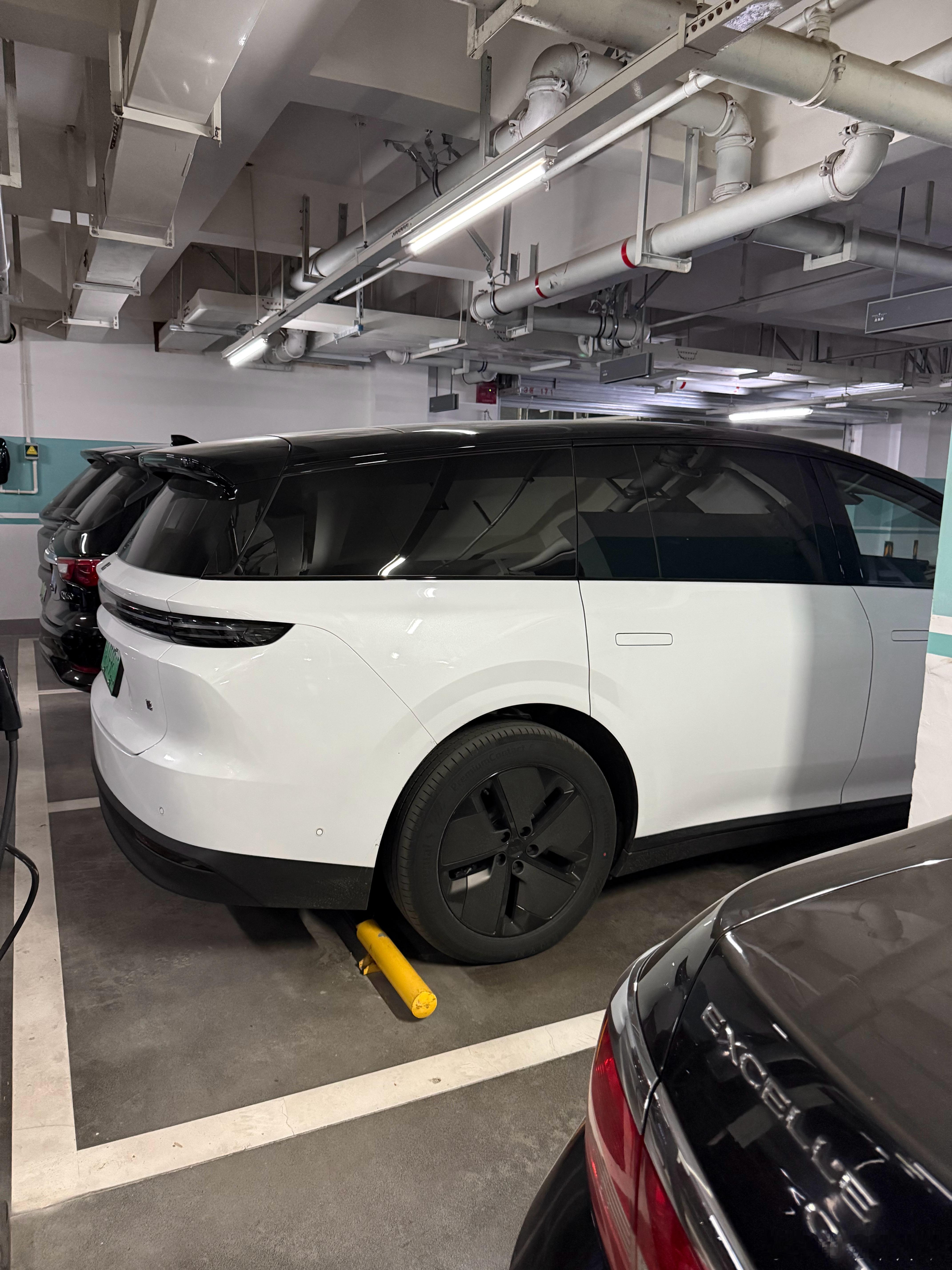 我家这栋楼下之前是理想one和L8的天下，总共有十多辆了，而昨天我发现突然多了一