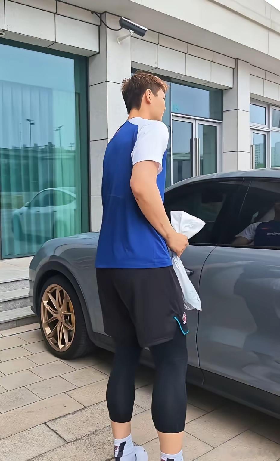 这个上海队球员一个比一个有钱啊，上海队当家球星王哲林开的是豪车保时捷，王哲林性格