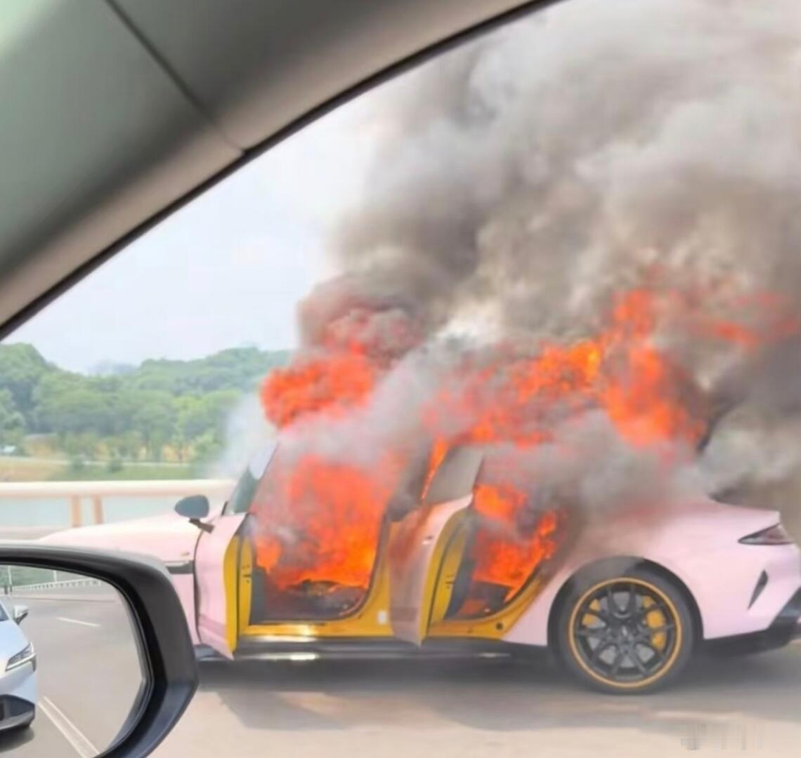 这种起火情况，我感觉不像是电池包起火。如果是电池包起火了，那么底盘位置不可能这样