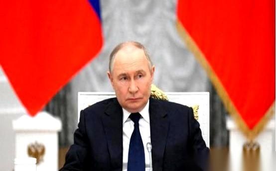 这哥们儿是真的狠。临退休前，非要把家里最大的那颗雷给拆了，一点烂摊子都不想留给