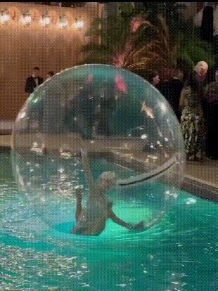 全美下着暴风雪，明尼苏达老乡们打生打死，海湖庄园却举行着盛大派对：什么叫酒池肉林