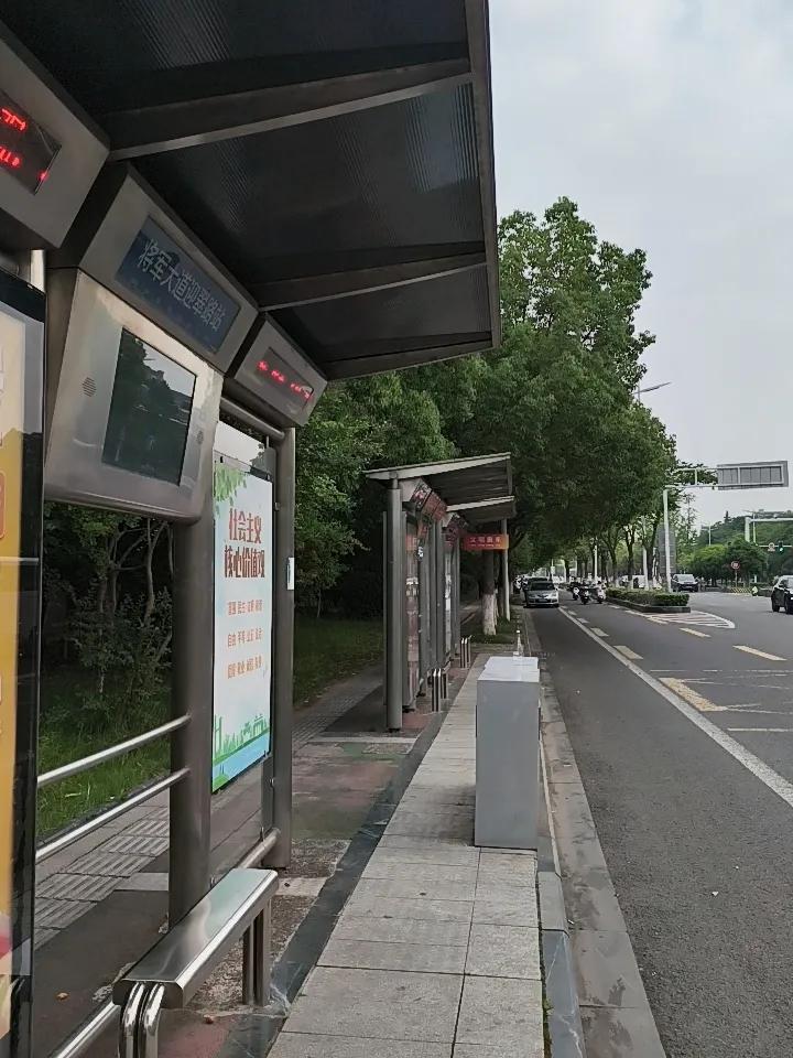 支持禁烟的人觉得，五一站台人挤人，老人小孩多，抽烟全是烟味，烟头乱扔还可能引发火