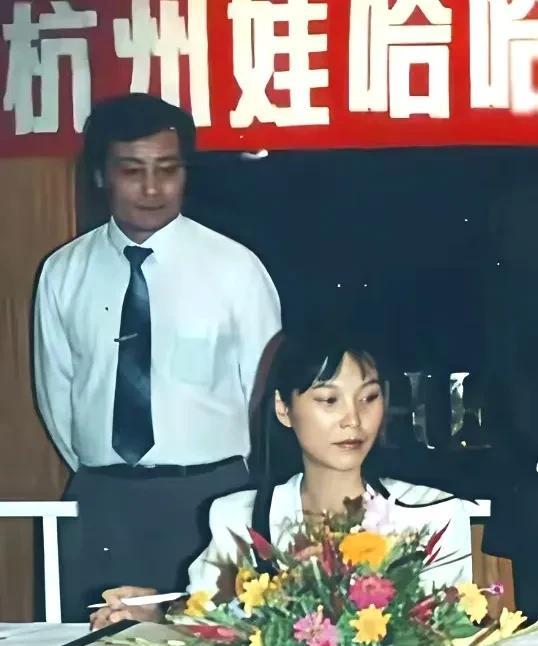 宗和杜也许是真爱，他看向她的眼神好深情，眼睛是心灵的窗户，骗不了人的。他欣赏她