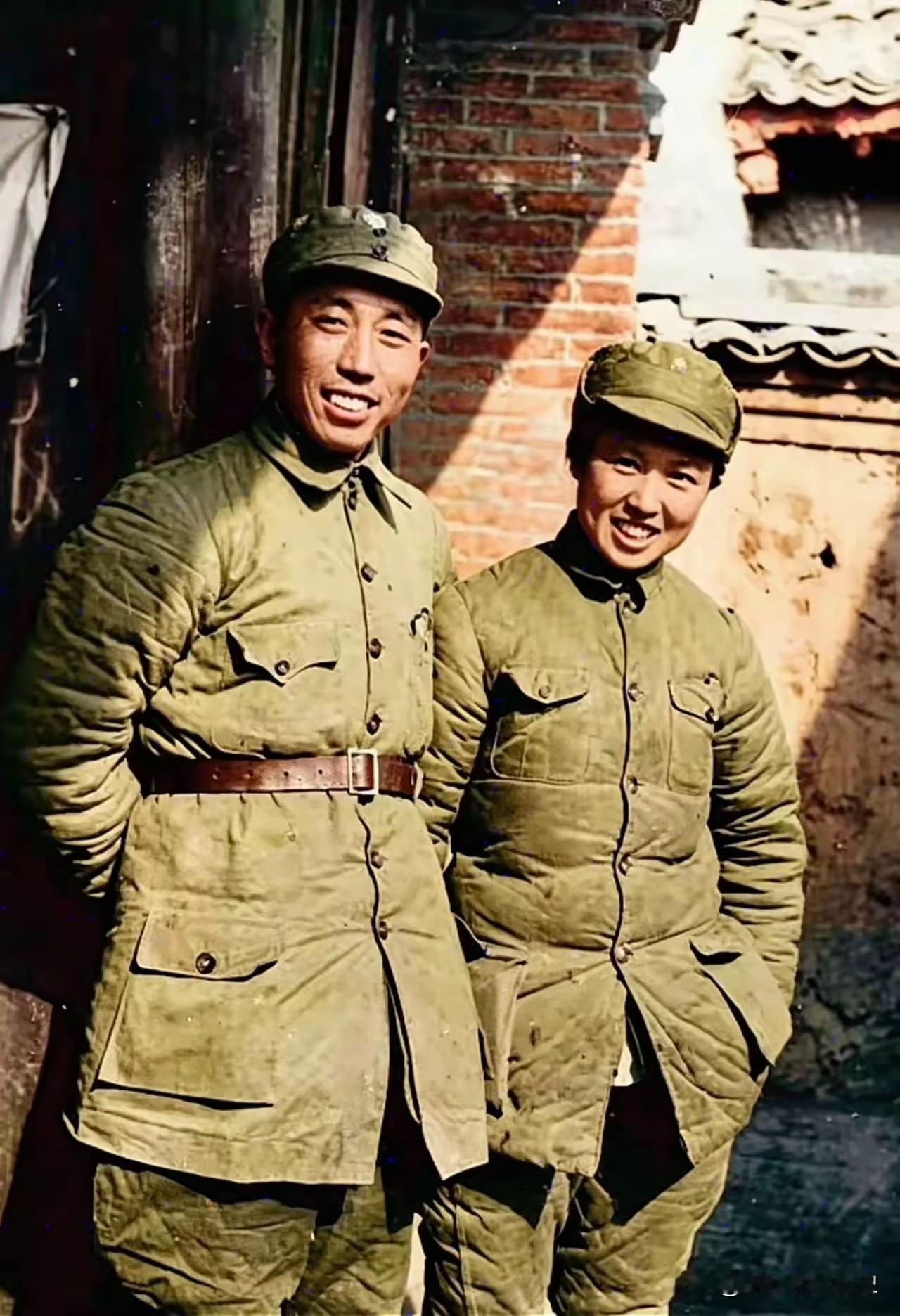 这张老照片定格了王震将军与夫人王季青在革命年代的温情瞬间。二人身着厚实的八路军