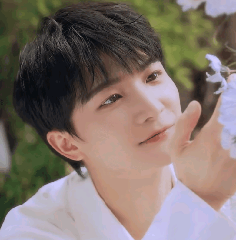 我终于知道周深为何得不到某些货的认可了！[笑着哭]听到周深的名字，就会觉得这个