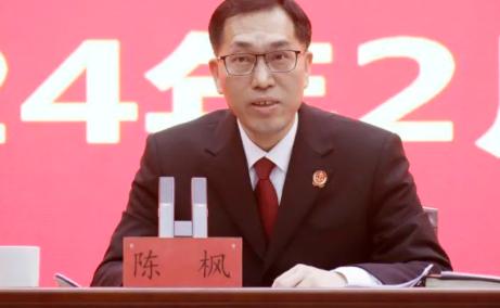 法学界陈枫有句话最近传得特别广：“真正的大国教育，应该是母语立魂，国史立根，专业