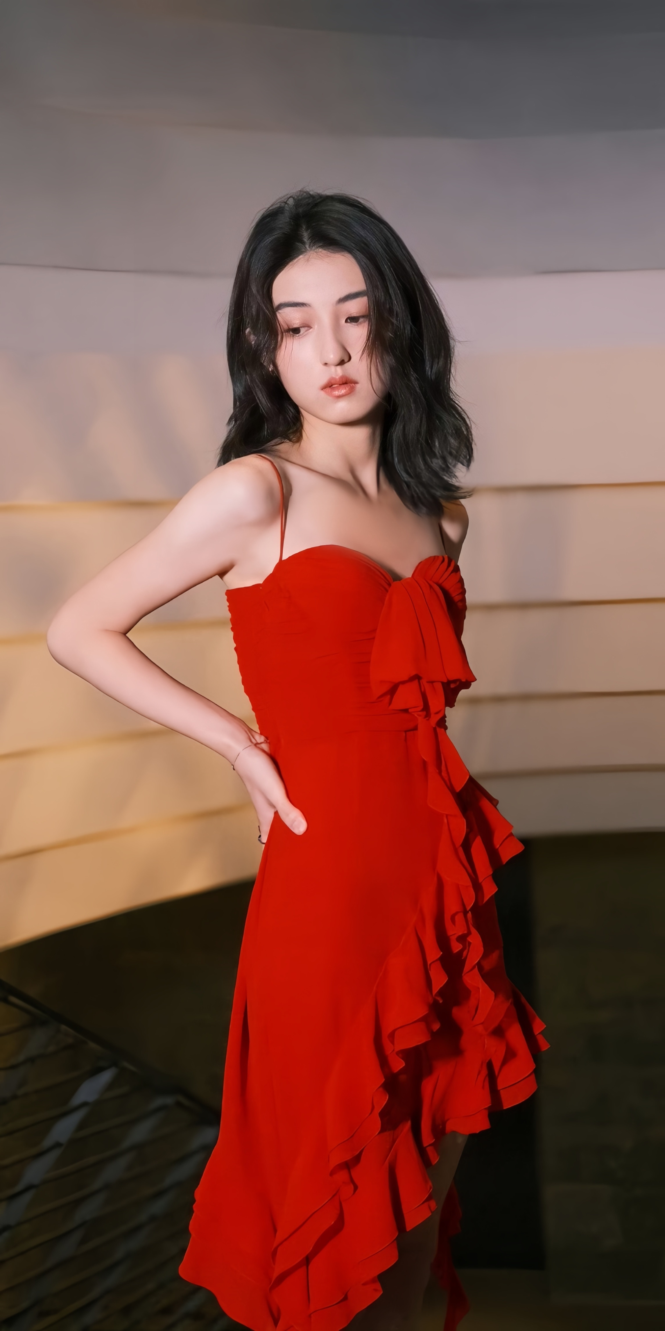 张子枫真适合穿抹胸衣服，才能完美展现出她迷人的身材