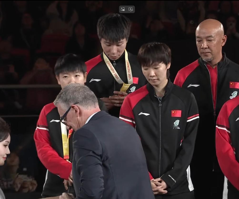 徐瑛彬今天拿到了人生第一块世界金牌。他望着金牌久久离不开眼睛。看的出，他