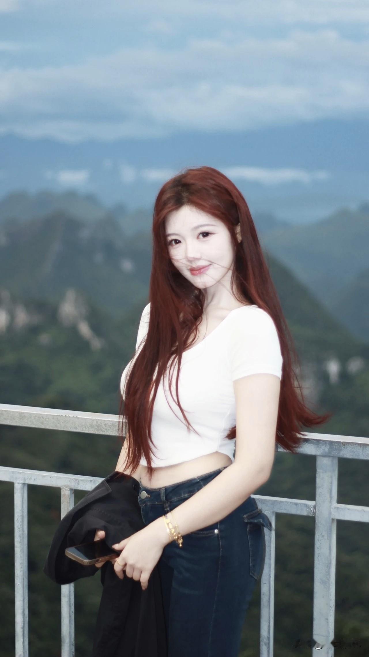 户外拍照，最怕的就是人站得直直的，手不知道往哪放。我之前也这样，一听到快门声