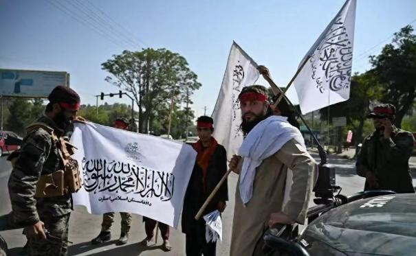 实际上现在塔利班也很难。现在的塔利班，看着风光，实则日子过得特别憋屈，202