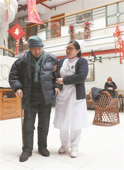 江苏苏州:送医上门关爱老人