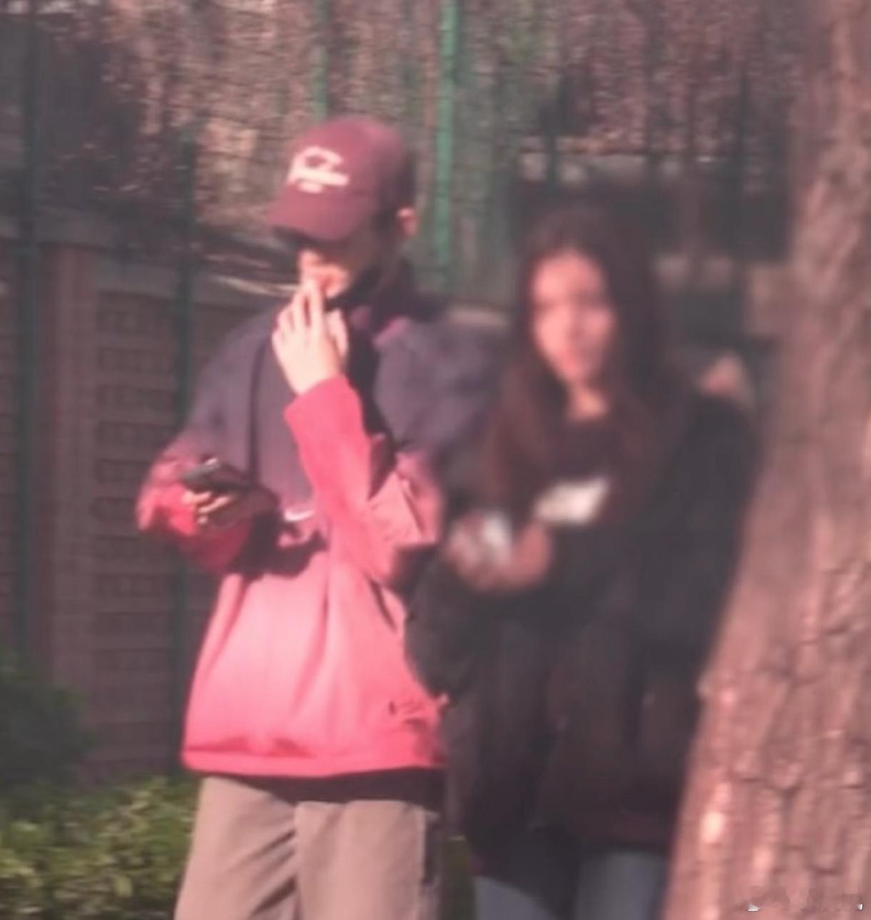 荣梓杉和混血女生同框疑似恋情曝光，他不是还很小吗[思考]荣梓杉和女生当街打闹荣梓