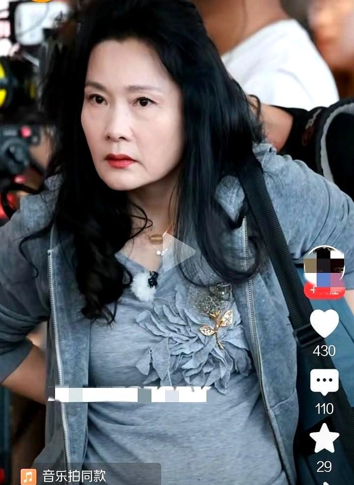 “不讨好”三个字，何赛飞用三十年把它活成了招牌。镜头前，她演尽深宅大院的锋利女