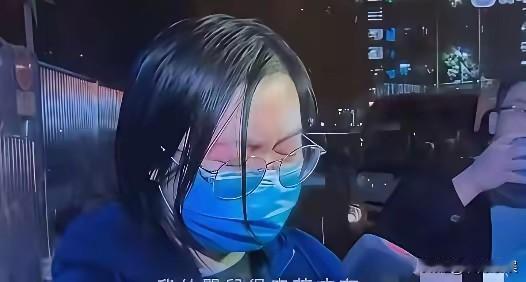 太心痛了，这位妈妈可怎么活啊！香港大埔宏福苑大火中，一位妈妈寻找失联的六个月宝