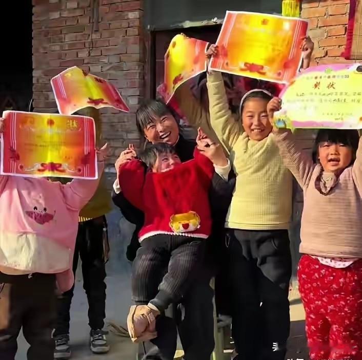 河南虞城的冯亚萍，这辈子没想过自己会成7个孩子的妈。2021年那天，大伯哥