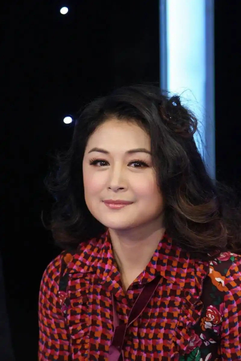 一次临睡前，赵本山老婆突然问他：“老赵，你电视剧还缺人吗？我有个表妹科班出身，能