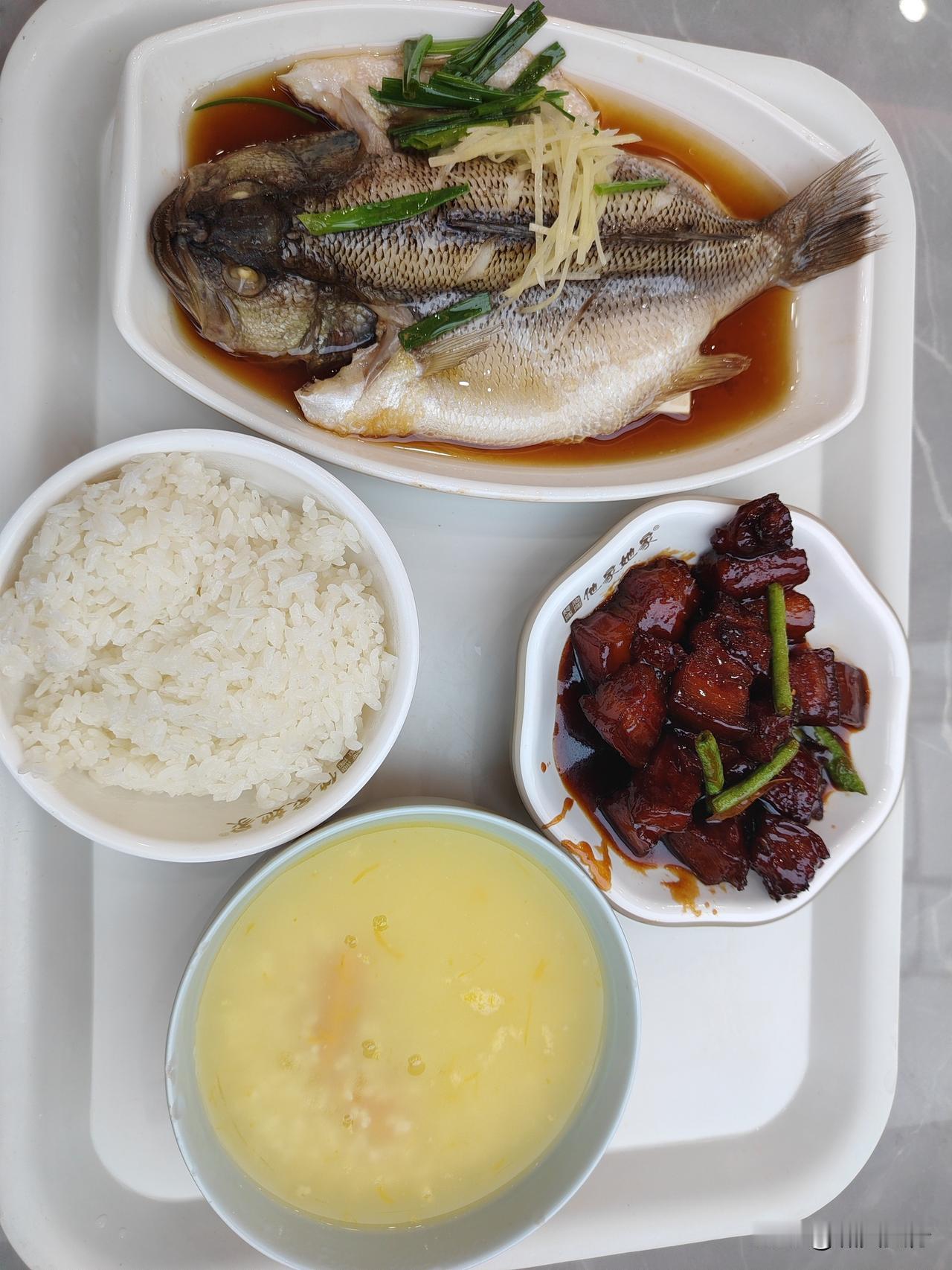 逛了一天，又累又饿，晚饭吃点“硬的”。一条清蒸鱼，鲜美；一份红烧肉，甜咸；一碗米
