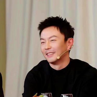 几十万人看着，李连杰直接问吴京，为什么《镖人》不用谢苗。吴京立刻欠了欠身。他