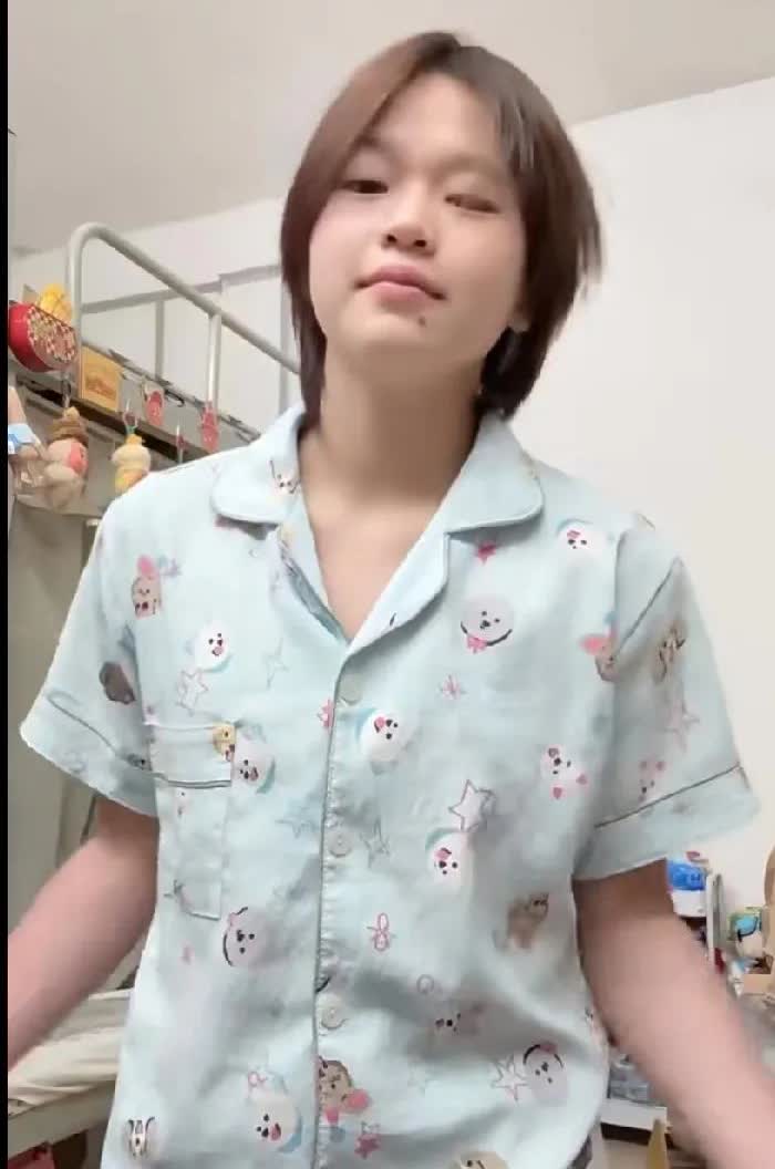 全红婵宿舍变秀场啦✨咱就是说全红婵在宿舍里也太可爱啦！一会儿一套新穿搭