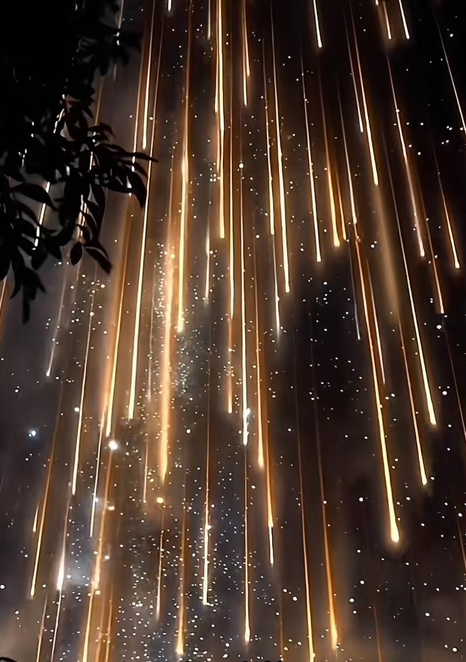 以前外国人总嘲笑我们发明了火药却只会放烟花，嘲笑我们的苦难。哈哈，现在烟花盛放在