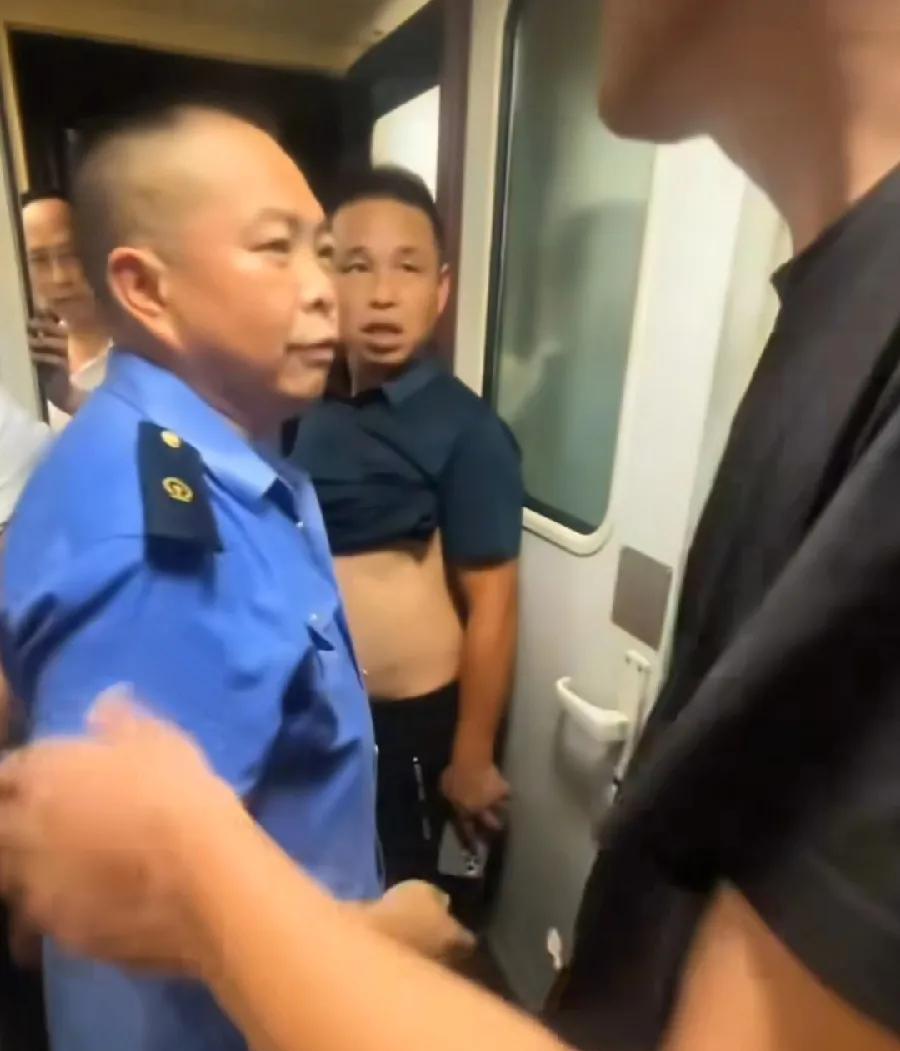 火车小伙砸窗之前，视频细节曝光！与乘务员商量不成，小伙被迫砸的！当时小伙手上拎着