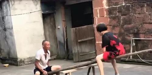 现在很多年轻人不想谈恋爱，不想结婚。那么多老头老太太却正好相反，对谈恋爱尤其感兴