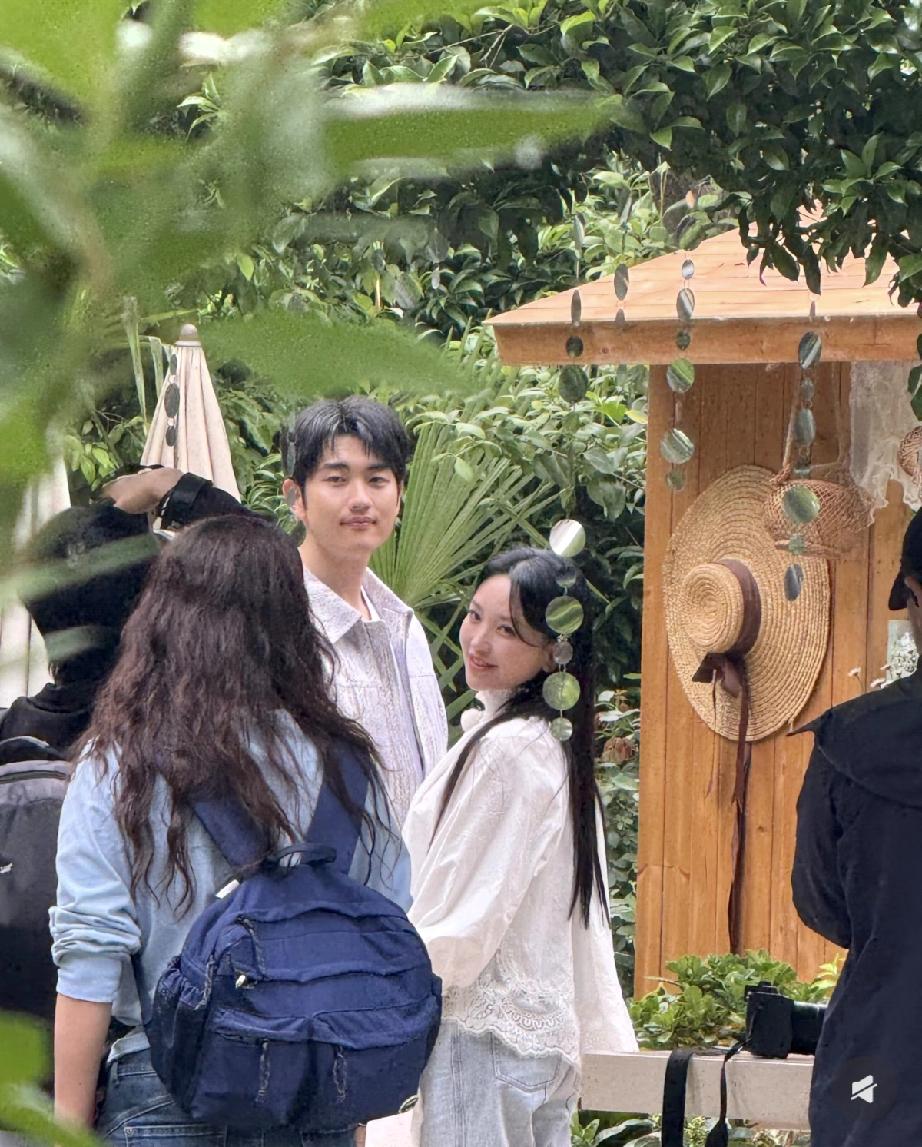 4月28日，孙丞潇在洛阳被路人抓拍的镜头不是高富帅，反倒好黑，总是皱眉头，头发还