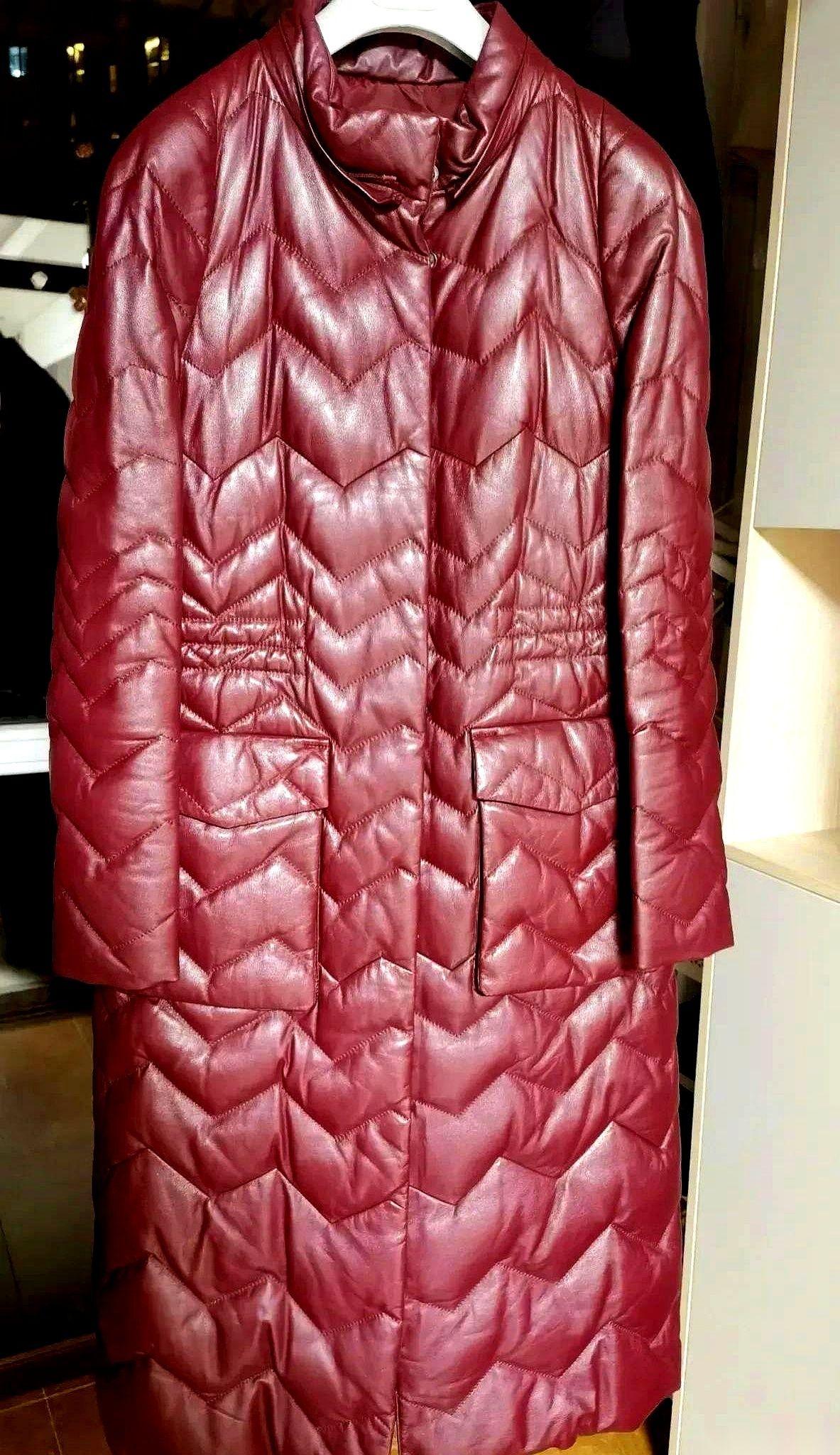 衣柜门一开，一股尘封的味道扑出来。我伸手，拨开层层叠叠的新款大衣，直接摸向最里面