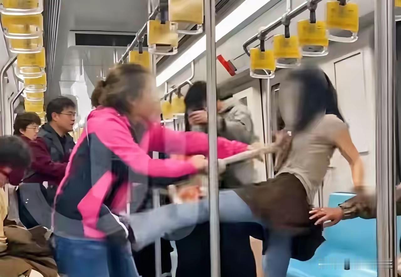 千万别轻易招惹女生，尤其别把人逼到急眼，后果真的没人扛得住。上海地铁1号线上演
