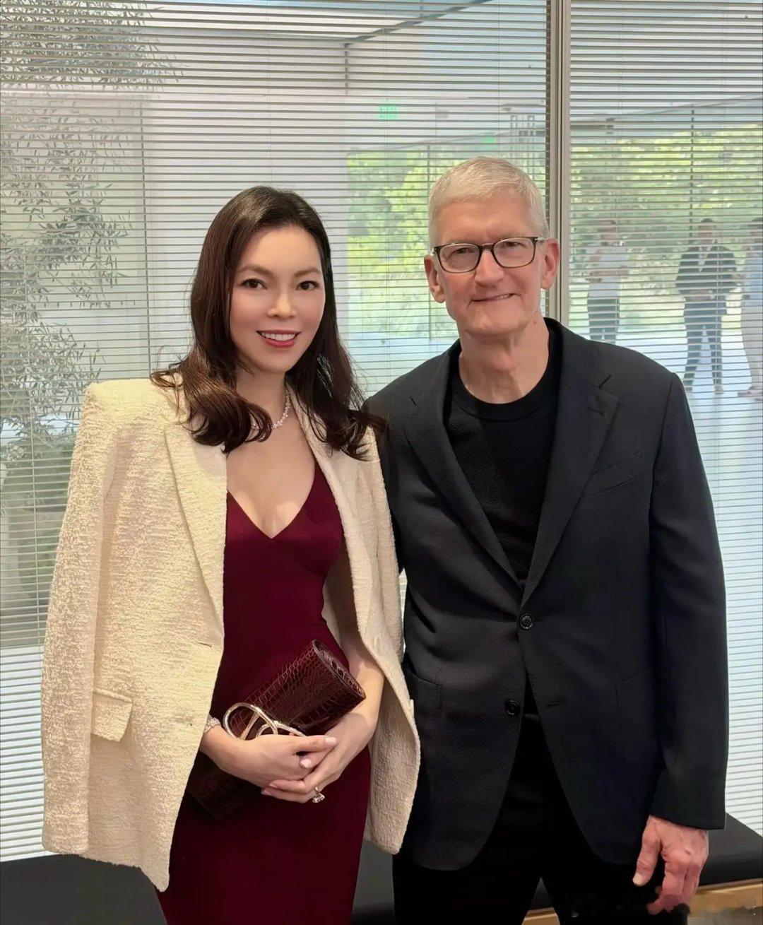 曾馨莹和郭台铭一起参加库克的告别晚宴，两个人感情看起来很不错。库克告别晚宴举行，