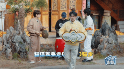 苏醒苏醒我的猫步很曼妙快乐老友记醒猫猫提灯笼走猫步，慢悠悠的样子，氛围感直接