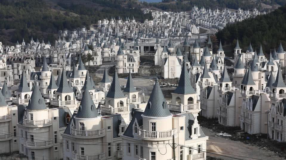 数百万迪士尼城堡变鬼屋, 却被遗弃在山谷中, 开发商垂死挣扎!